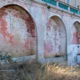 � di pianta rettangolare con un piano terra costituito da arcate cieche e locali di servizio